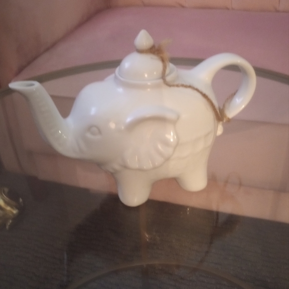 Teapot. Lucky Elephant. Ceramic Porcelain. Small/Medium. White. - Picture 3 of 7